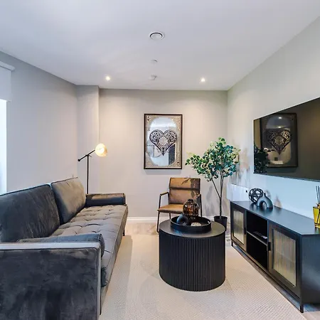 Skyline Views - 2 Bed Flat Лидс