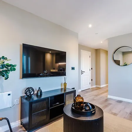 Skyline Views - 2 Bed Flat Лидс