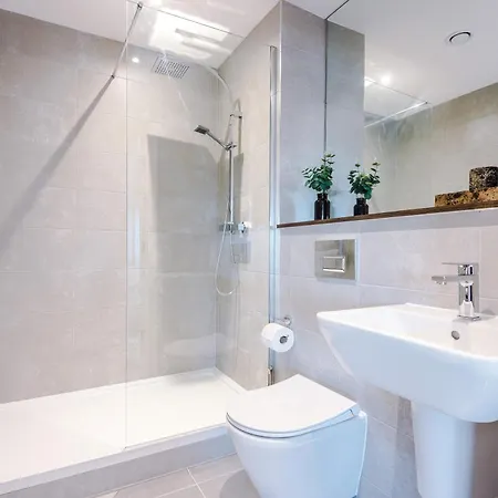 Skyline Views - 2 Bed Flat Daire