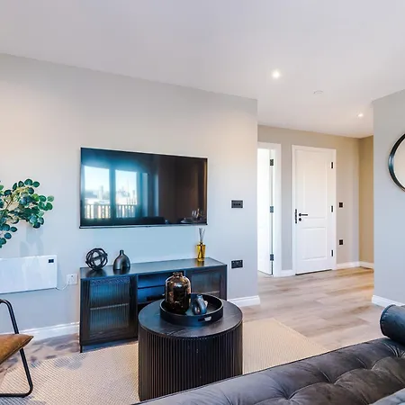 Skyline Views - 2 Bed Flat Daire *