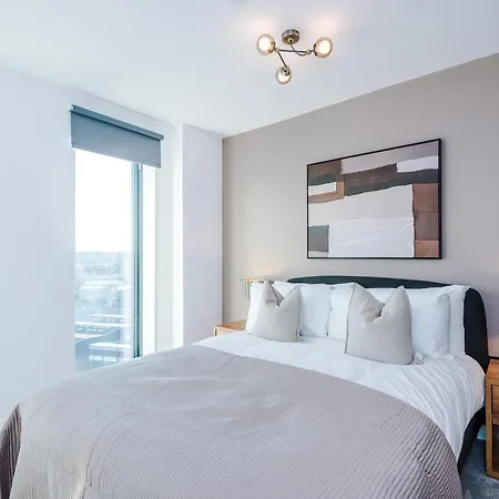 Skyline Views - 2 Bed Flat Daire *