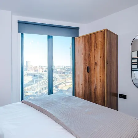 Skyline Views - 2 Bed Flat Лидс