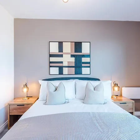 Skyline Views - 2 Bed Flat Daire *