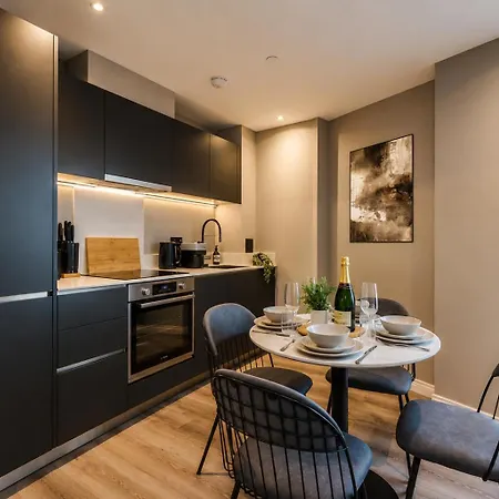 Skyline Views - 2 Bed Flat Daire *