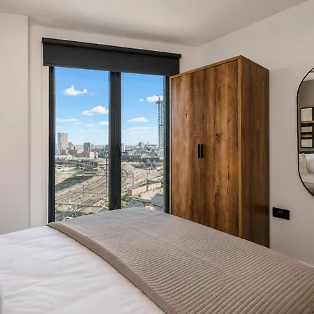 Skyline Views - 2 Bed Flat Daire *