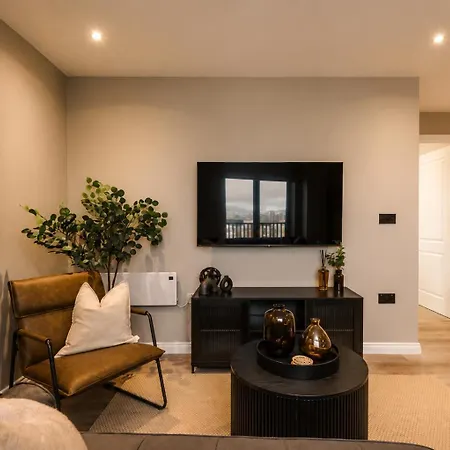 Daire Skyline Views - 2 Bed Flat