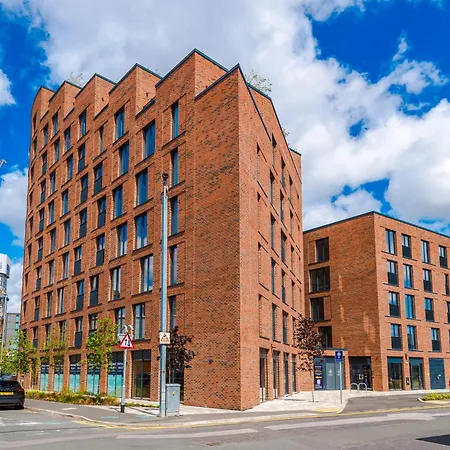 Skyline Views - 2 Bed Flat Daire