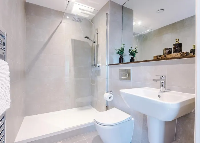 Skyline Views - 2 Bed Flat Апартаменти