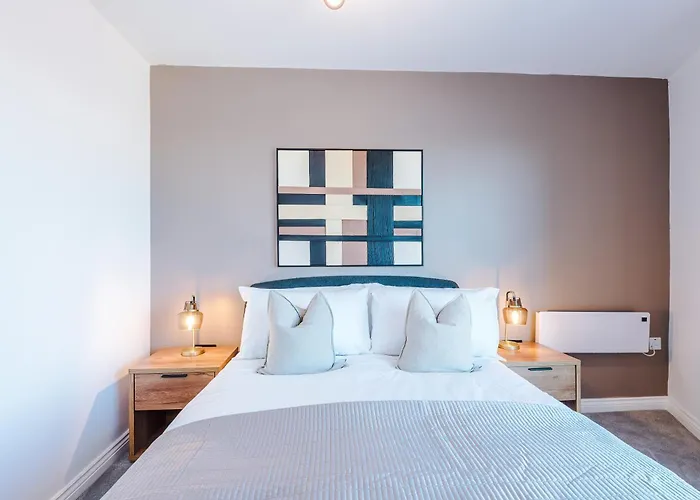 Skyline Views - 2 Bed Flat Апартаменти *