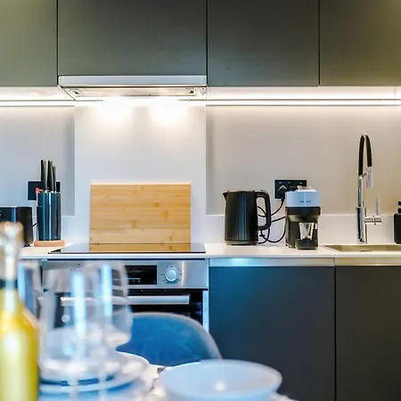 Skyline Views - 2 Bed Flat Apartment