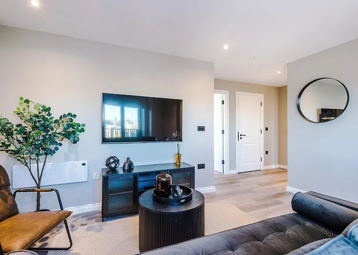 Skyline Views - 2 Bed Flat Апартаменты *